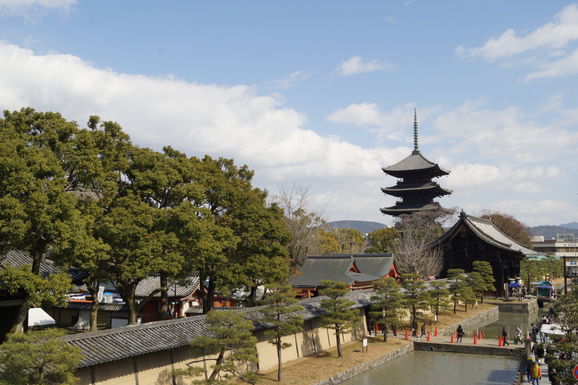 毎日21日の東寺 弘法市（弘法さん）の日に店頭で実演販売を行っております。